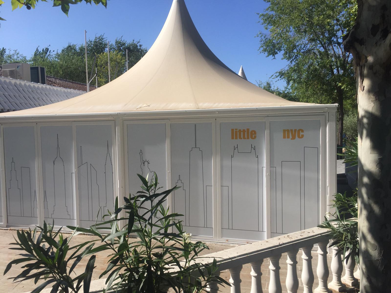 Carpa exterior decorada con murales de Nueva York
