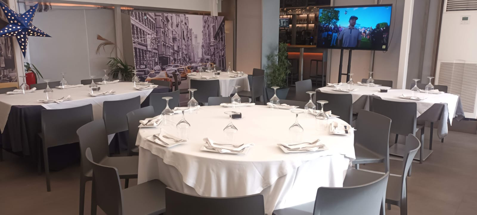 Salón con mesas redondas montadas para un evento