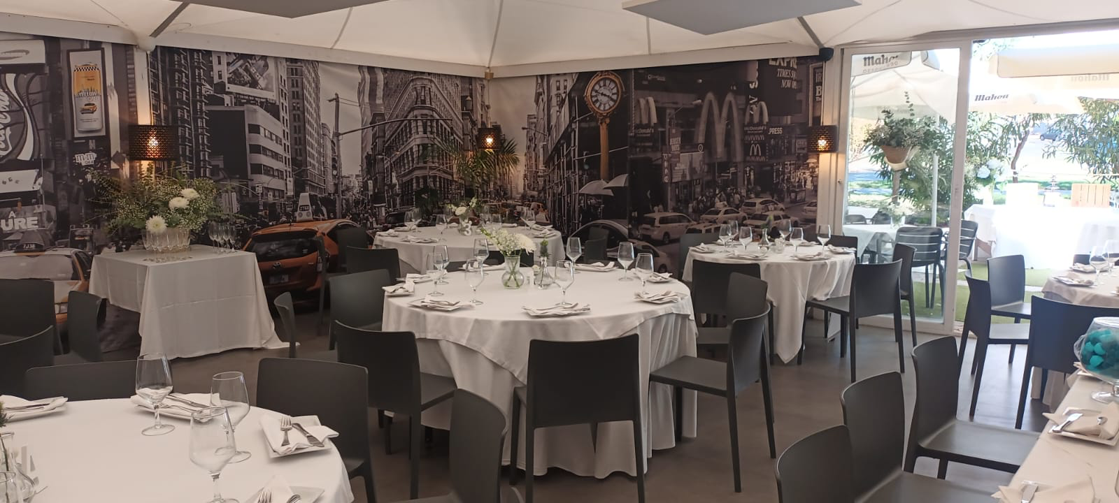 Salón montado con salida a la terraza