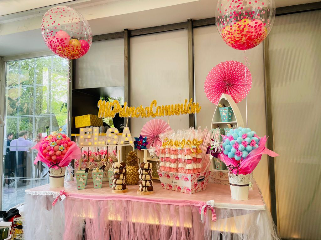 Mesa dulce infantil con globos y decoración