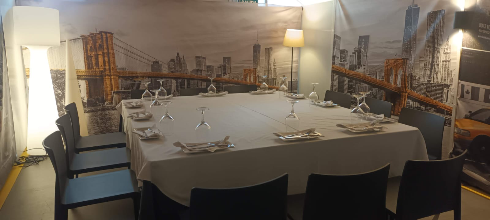 Sala privada con mesa larga y mural de Brooklyn